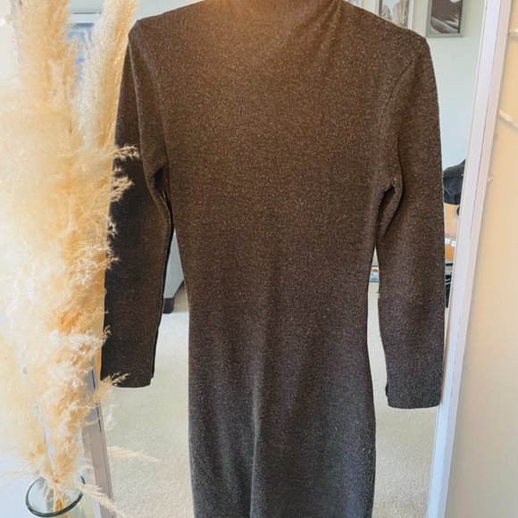 Body-fitting long sleeve dress - Picture 3 of 3
